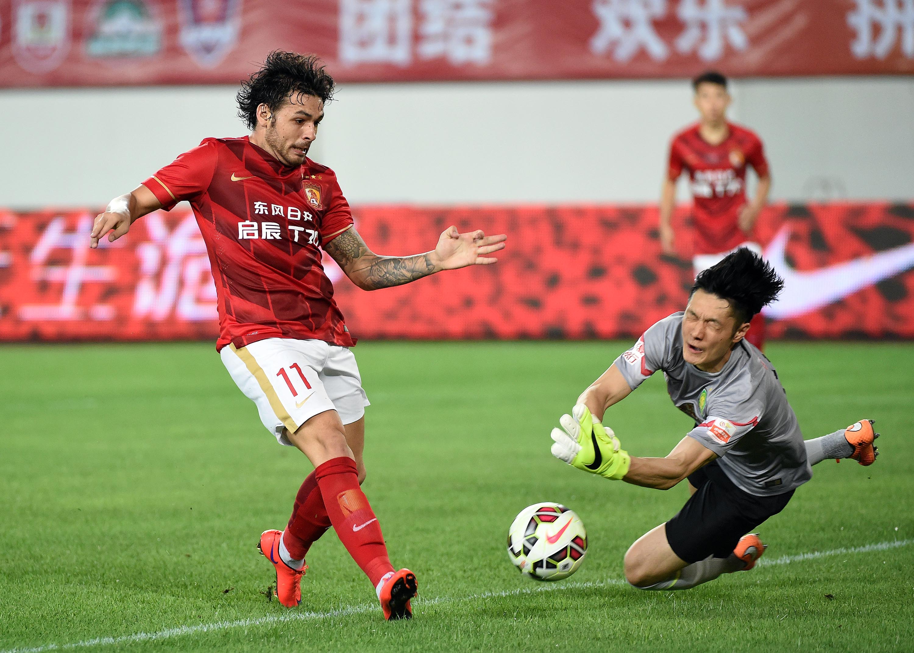 足球比赛瞬间：球员实力角逐见功夫